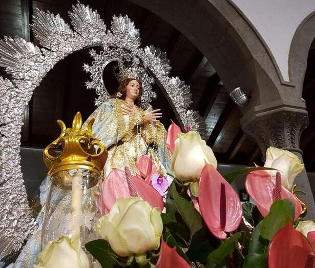 El trono dela Virgen, bellamente engalanado, ya está preparado para la procesión (Foto Francisco Javier Santana)