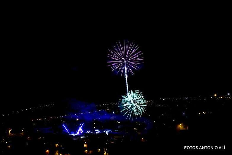 Exhibición de fuegos artificiales de anoche (Foto Antonio Alí)