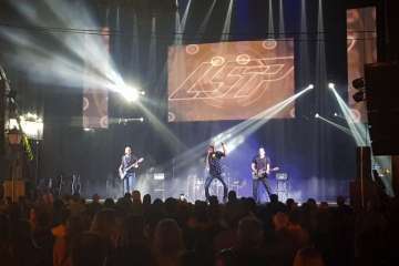 Jinámar brilla con Los Salvapantallas y los fuegos (Foto Antonio Alí y Francisco J. Santana)