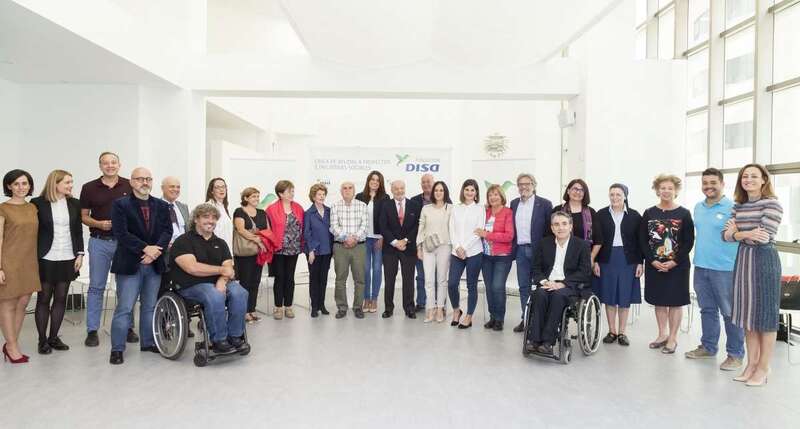 Foto de familia de las entidades beneficiarias de las ayudas de la Fundación Disa (Foto TA)