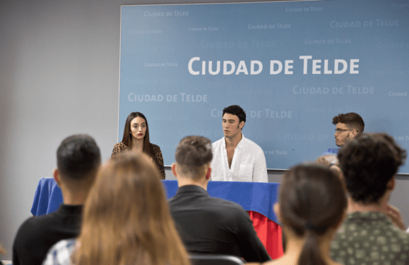  Marc Castignani (c) y Daniela Fernández (i), ayer en Telde (Foto TA)