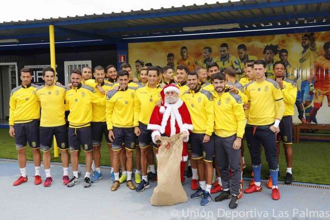 Papá Noel con el equipo amarillo, este miércoles en Telde (Foto udlaspalmas.es)
