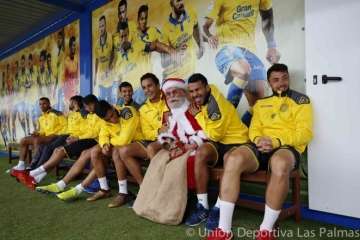 Papá Noel visitó este miércoles en Telde a la UD Las Palmas (Foto udlaspalmas.es)