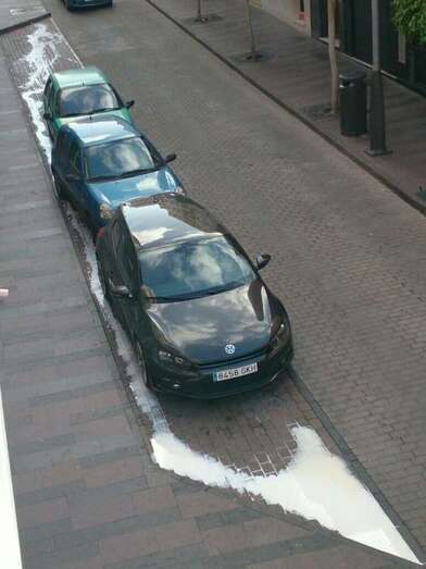 Vertido de pintura en la calle de Poeta Fernando González (Foto TA)