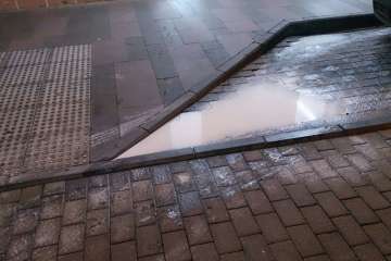 Un derrame 'pinta' una calle de Los Llanos (Foto TA)