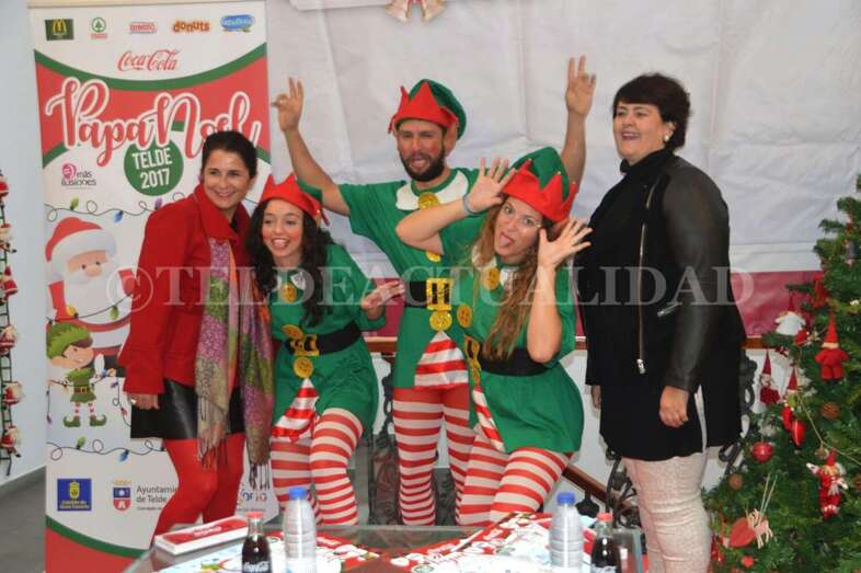 La concejala Celeste López (d) y la dinamizadora de la ZCA Toñi Méndez, este viernes junto a los tres elfos (Foto TA)