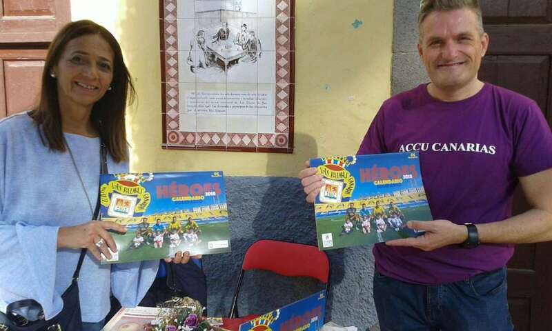 Miembros de ACCU Canarias en una de las mesas instaladas este sábado en Telde (Foto TA)