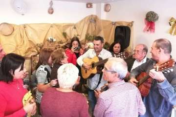 Brindis navideños del grupo de folclore del Centro de Mayores de Telde (Foto TA)