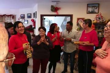 Brindis navideños del grupo de folclore del Centro de Mayores de Telde (Foto TA)