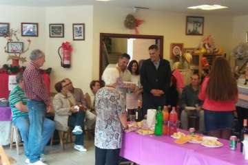 Brindis navideños del grupo de folclore del Centro de Mayores de Telde (Foto TA)