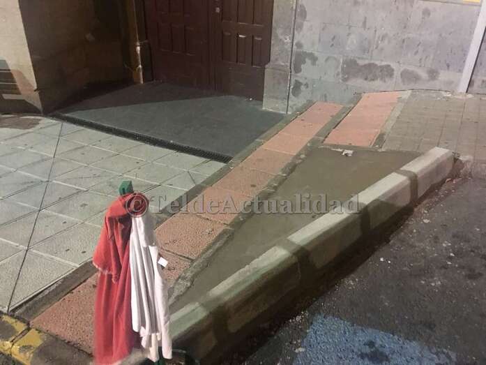 Bordillo que ha causado malestar en Lomo Magullo (Foto TA)