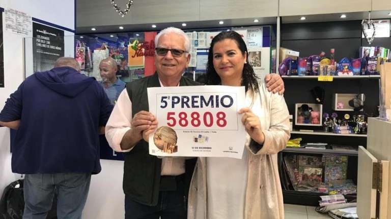 Juan Diego Falcón y su hija Elena muestran el cartel del quinto premio vendido en El Cubillo (Foto Juan Carlos Alonso/C7)