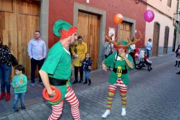 Papá Noel infunda alegría navideña a los más pequeños de Telde (Reportaje Francisco J. Santana)