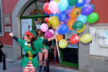 Papá Noel infunda alegría navideña a los más pequeños de Telde (Reportaje Francisco J. Santana)