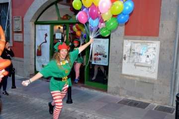 Papá Noel infunda alegría navideña a los más pequeños de Telde (Reportaje Francisco J. Santana)