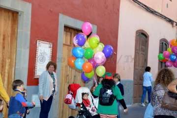 Papá Noel infunda alegría navideña a los más pequeños de Telde (Reportaje Francisco J. Santana)