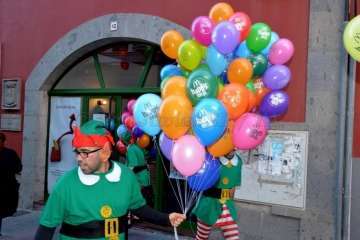 Papá Noel infunda alegría navideña a los más pequeños de Telde (Reportaje Francisco J. Santana)