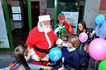 Papá Noel infunda alegría navideña a los más pequeños de Telde (Reportaje Francisco J. Santana)