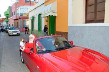 Papá Noel infunda alegría navideña a los más pequeños de Telde (Reportaje Francisco J. Santana)