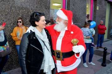 Papá Noel infunda alegría navideña a los más pequeños de Telde (Reportaje Francisco J. Santana)