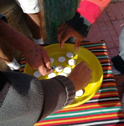 Velas de luz encendida en memoria de Paco Bello (Foto TA)