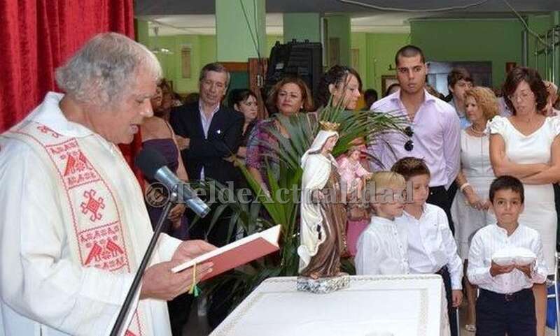 La pequeña talla que ha sido sustraída del Centro de Mayores, en una imagen de archivo de una misa oficiada por el Padre Báez (Foto TA)