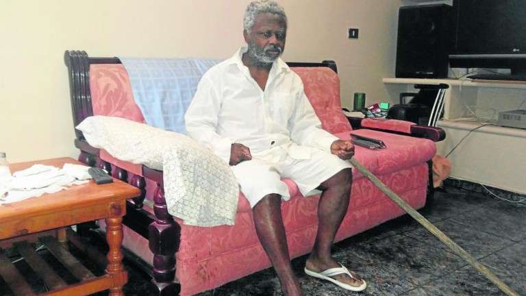 Stephen Boateng en el salón de la casa en la que vive desde hace años, en Las Medianías (Foto Cristina González/C7)