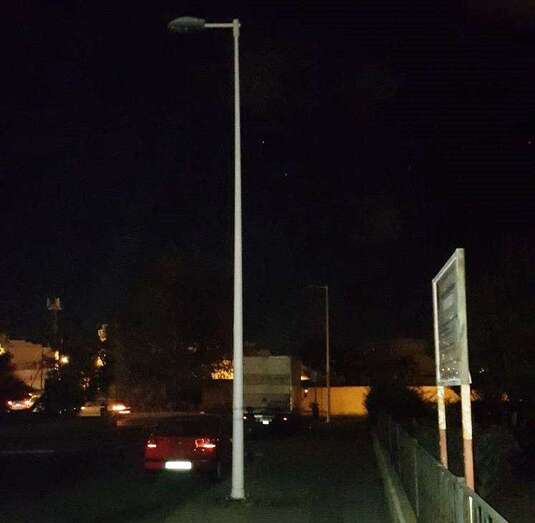 Luminaria sin luz en Las Remudas (Foto TA)