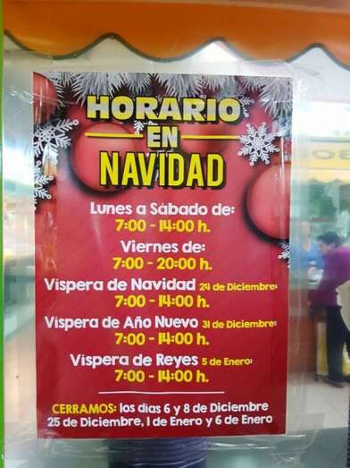 Cartel con el horario de apertura al público (Foto TA)