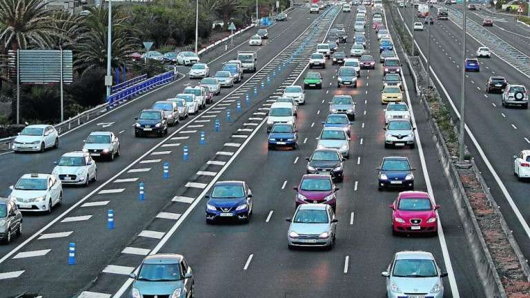 Vista de los tres carriles en sentido norte en la GC-1 a su paso por La Mareta. El trenzado causa las colas (Foto Francisco Socorro/C7)
