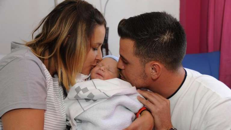 Hugo junto a sus  padres (Foto Gerardo Montesdeoca/C7)