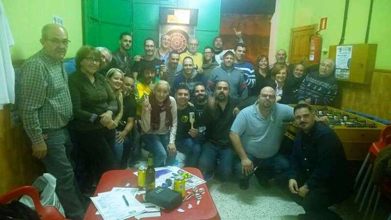 Grupo de participantes en el torneo de dardos (Foto TA)