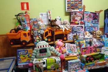Más de 200 juguetes del bar El Lomo para Pequeño Valiente (Foto TA)