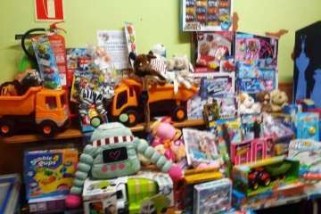 Más de 200 juguetes del bar El Lomo para Pequeño Valiente (Foto TA)