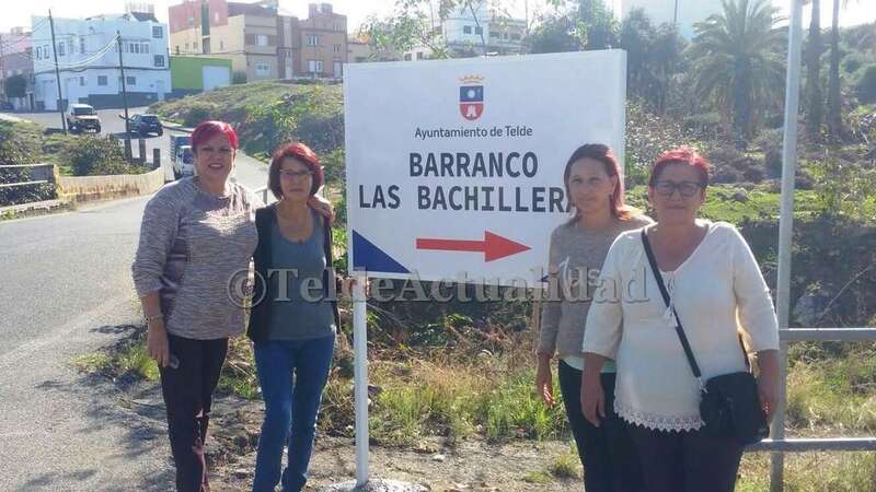 Vecinas del barrio con la concejala Saro Sosa, junto a la señalización instalada en la entrada a Las Bachilleras (Foto TA)