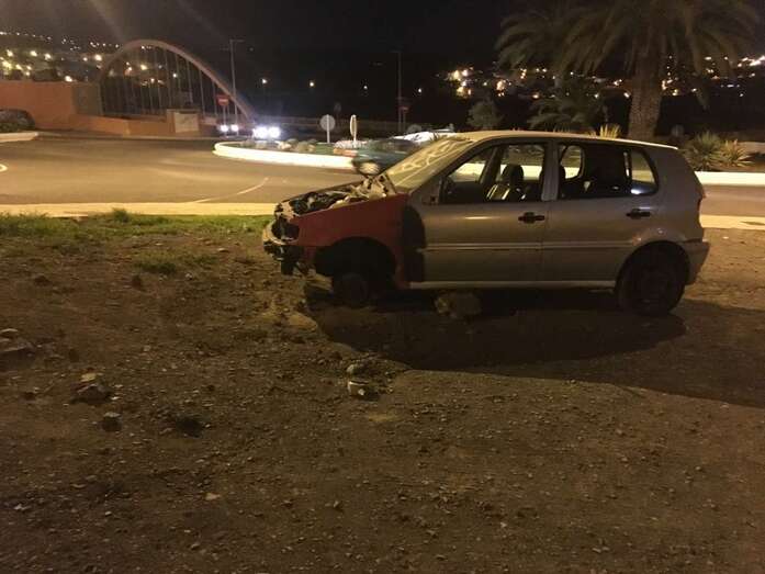 Imagen del vehículo, a la salida del puente de San José de Las Longueras (Foto TA)