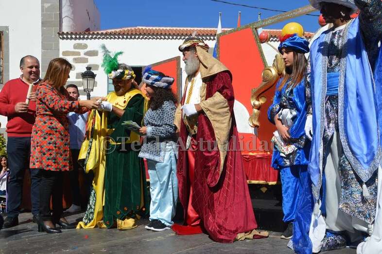 Baltasar, Gaspar y Melchor, junto a dos de los policías locales que hoy les brindarán escolta por las calles de Telde (Foto TA)