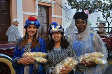 Melchor, Gaspar y Baltasar desbordan de magia e ilusión la plaza de San Juan (Foto TA y F.Javier Santana)