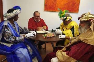 Melchor, Gaspar y Baltasar desbordan de magia e ilusión la plaza de San Juan (Foto TA y F.Javier Santana)