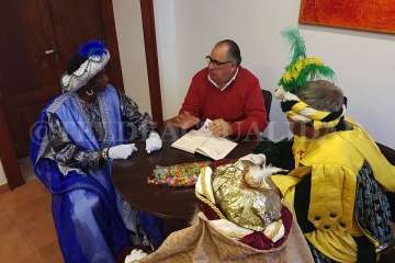 Melchor, Gaspar y Baltasar desbordan de magia e ilusión la plaza de San Juan (Foto TA y F.Javier Santana)