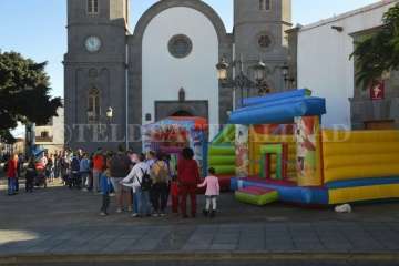 Melchor, Gaspar y Baltasar desbordan de magia e ilusión la plaza de San Juan (Foto TA y F.Javier Santana)