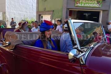 Melchor, Gaspar y Baltasar desbordan de magia e ilusión la plaza de San Juan (Foto TA y F.Javier Santana)