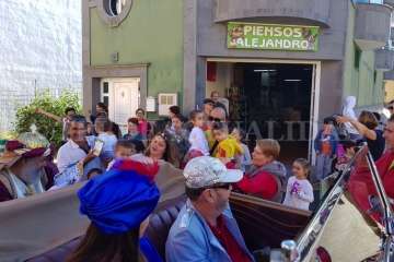 Melchor, Gaspar y Baltasar desbordan de magia e ilusión la plaza de San Juan (Foto TA y F.Javier Santana)