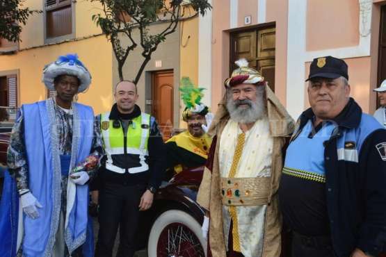 Melchor, Gaspar y Baltasar desbordan de magia e ilusión la plaza de San Juan (Foto TA y F.Javier Santana)
