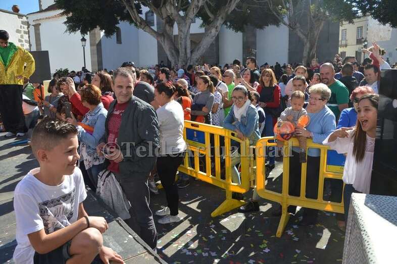 Un niño posa ante la máquina del fotomatón (Foto TA)
