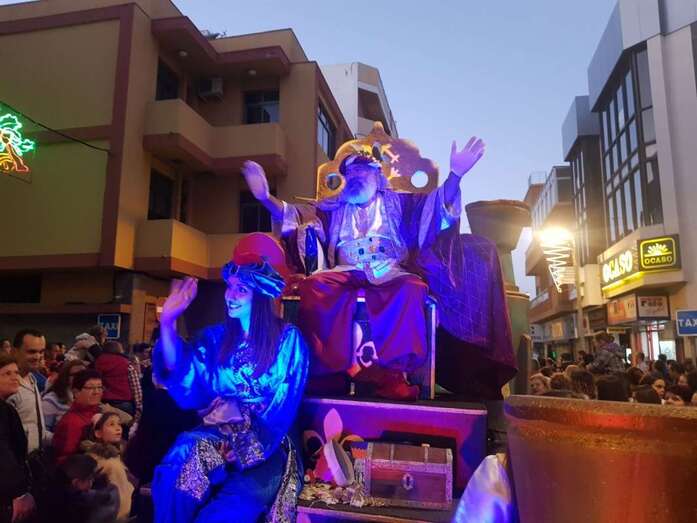 Momento de la cabalgata a su paso por una calle de Los Llanos (Foto TA)