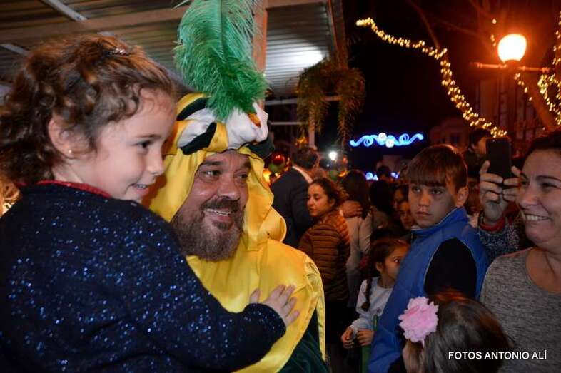 Melchor con un niño de Telde en sus brazos (Foto Antonio Alí)