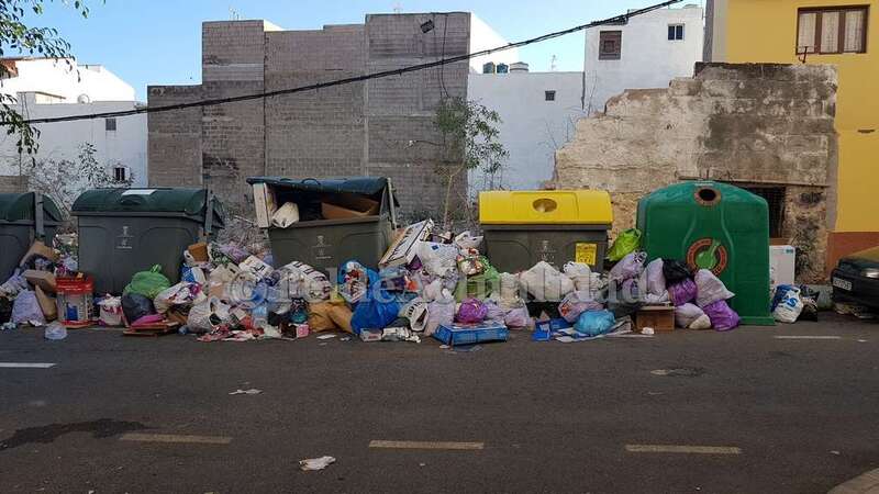 Imagen tomada por un vecino del estado de la basura acumulada ayer domingo en la calle de San Agustín (Foto TA)