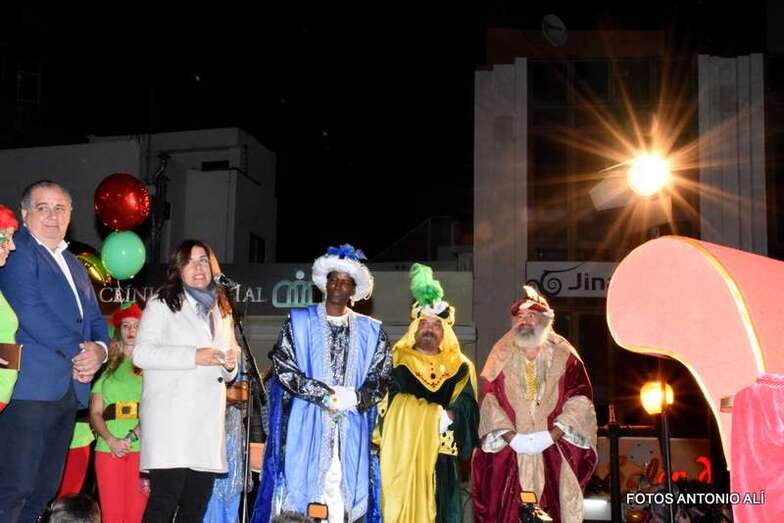 El concejal Juan Martel con la alcaldesa de Telde y los Reyes Magos, el pasado viernes durante la cabalgata (Foto Antonio Alí)