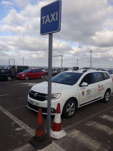 Nueva señal de tráfico en la parada de taxis del CC Las Terrazas (Foto TA)